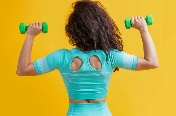 Mulher Fitness Fazer Exercício Levantamento Peso Com Halteres Visão Traseira — Fotografia de Stock