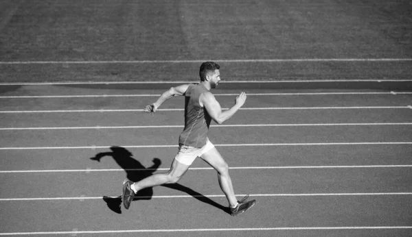 Energiczny Atletyczny Muskularny Biegacz Biegający Torze Wyścigowym Stadionie Odkrytym Wyzwanie — Zdjęcie stockowe