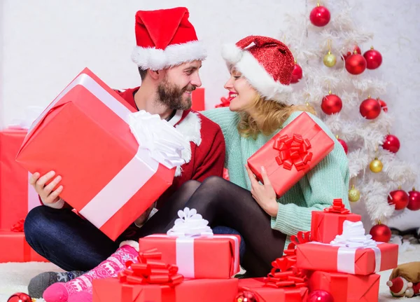 Ζευγάρι Ερωτευμένο Απολαμβάνει Τις Γιορτές Των Χριστουγέννων Γυναίκα Και Γενειοφόρος — Φωτογραφία Αρχείου