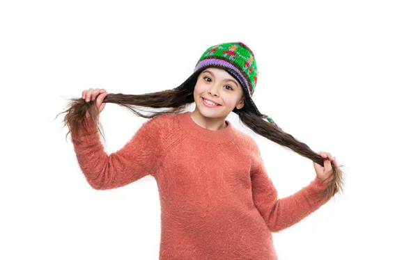 戴着耳环笑着的少女模特儿 戴着冬季帽子的少女被白色背景隔离了 在演播室里 少女穿着毛衣 头戴冬帽 少女的冬季时尚 冬季针织物 — 图库照片