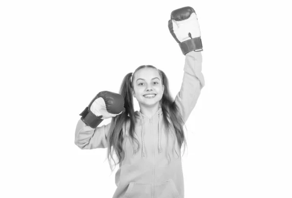 是成功的 成功的儿童拳击手 在白人背景下被隔离 体育上的成功积极和健康的童年 打晕了 快乐的孩子庆祝胜利 战胜国 戴拳击手套的少女 — 图库照片