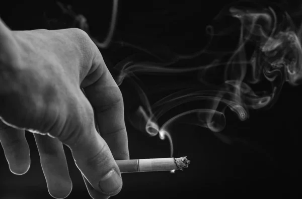Parujący Papieros Strumieniem Dymu Męskiej Dłoni Ciemne Tło Palenie — Zdjęcie stockowe