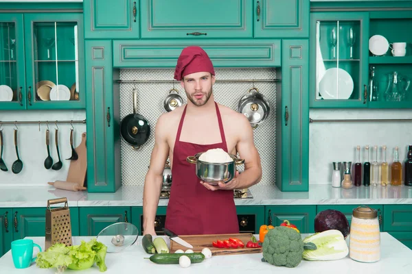 Chuť Přírody Vousáč Rád Přírodní Jídlo Atraktivní Kuchař Připraví Zeleninu — Stock fotografie
