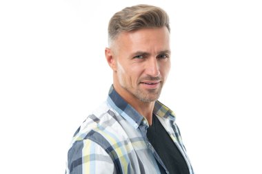 Kafası karışık tıraşsız adam. Stüdyoda boz adamın portresi çekildi. Beyaz arka planda izole edilmiş, olgun, tıraşsız bir adamın portresi. Kareli gömlekli, kır saçlı adamın portresi..