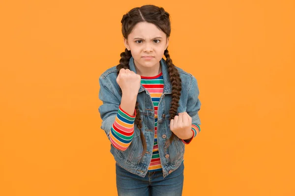 Kleines Mädchen Denim Kleidung Droht Körperliche Aggression Emotionale Kontrolle Konzept — Stockfoto