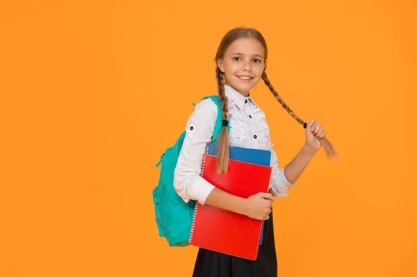 私立学校 十代のバックパック付き 可愛い笑顔の女子高生 女の子の女の子のバックパックを運ぶ 学校に行く長い編組の人形 準備はいいか 女子高生生活 校友会 — ストック写真