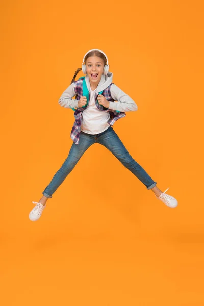 Energiczny Entuzjastyczny Energiczna Mała Dziewczynka Skacze Wysoko Energiczną Mocą Aktywny — Zdjęcie stockowe