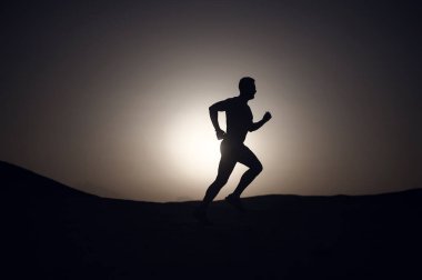 adam atlet. Adam dağ, spor ve Rekreasyon, geleceği ve başarı, insan ve doğa, hız ve sağlıklı yaşam günbatımı ateşli gökyüzü arka plan üzerinde çalışan siluet