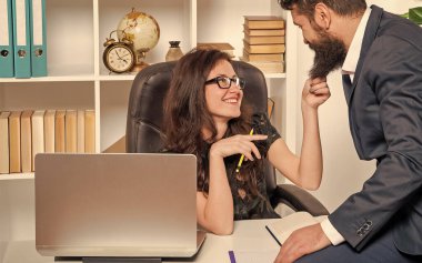 İş yerinde flört etmeye devam ediyor. Yöneticiyle flört eden bir asistan. Mutlu kadın adamı sakalından çeker. Ofis aşkı. İş yeri ilişkisi.