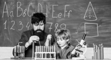 Geleceğin refahı. İlaç bilimadamı. Hastalık kontrolü için bilim ve teknoloji. Okul laboratuarı. Kimya laboratuvarında öğretmen ve öğrenci. İlaçları icat et. Laboratuvar deneyi.