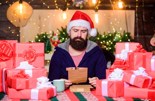 Fijne Wintervakantie Een Man Met Een Bebaarde Kerstman Hoed Die — Stockfoto