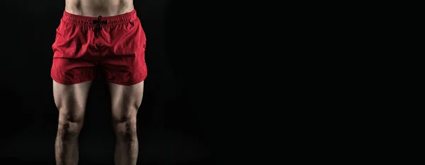 スポーツマン四足歩行のクロップドビュー 黒で隔離された四足歩行のフィットネススポーツマン スポーツマンの筋肉四足歩行のスタジオショット スポーツとフィットネス 筋肉の四足歩行空間をコピーし — ストック写真