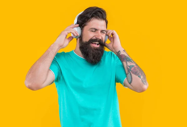 Estudio Disparo Chico Alegre Con Auriculares Chico Genial Escuchar Música — Foto de Stock