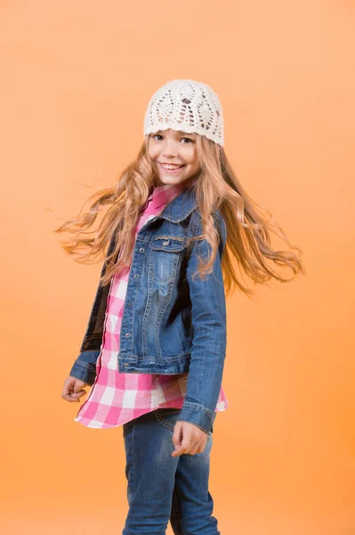 Schoonheid Uiterlijk Kapsel Kind Model Glimlach Met Lang Blond Haar — Stockfoto