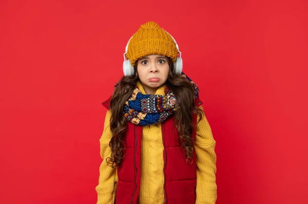 Грустный Ребенок Шляпе Слушать Музыку Наушниках Детство — стоковое фото