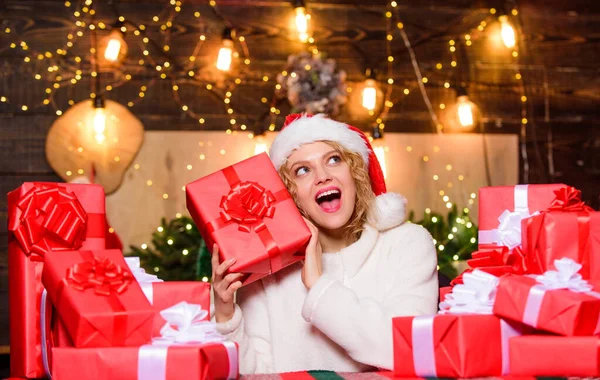 铃铛叮叮当当寒假 新年购物 新年快乐 送圣诞礼物 带着圣诞礼物盒的女孩 网络星期一 圣诞节的销售 节礼日的概念圣诞节期间的女人 — 图库照片