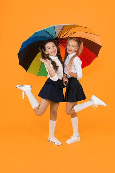 Základní Škola Šťastné Školní Děti Módním Pohledem Barevným Deštníkem Módní — Stock fotografie