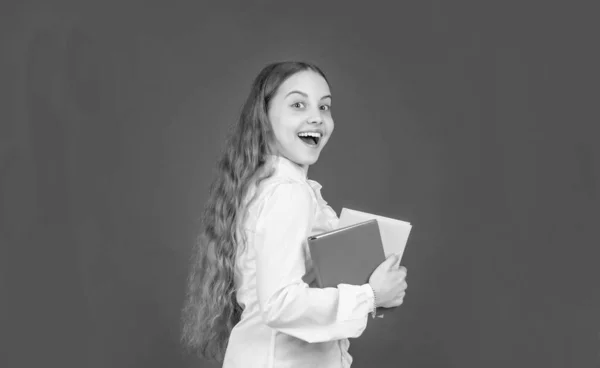 Erstaunt Teen Girl Weißem Hemd Bereit Studieren Hausaufgaben Mit Buch — Stockfoto