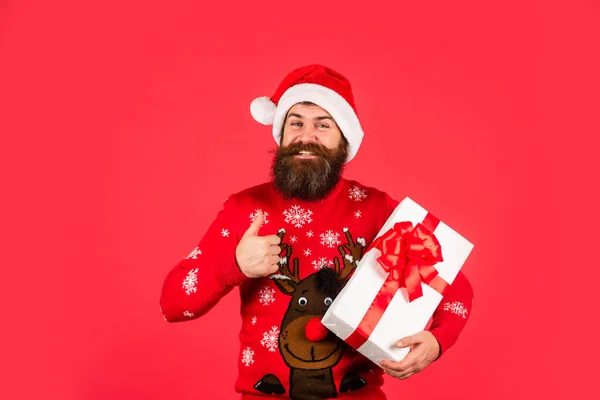 Brutální Muž Drží Dárkovou Krabici Vánoce Online Nakupování Vousatý Hipster — Stock fotografie