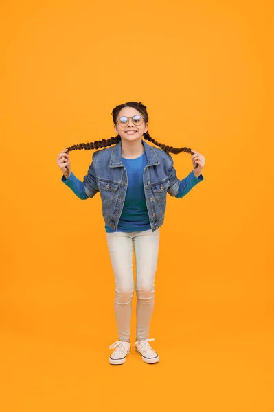 Glückliches Mädchen Das Hoch Springt Kleines Schulmädchen Mit Brille Voller — Stockfoto
