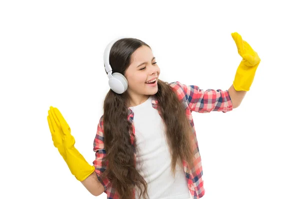 女の子は掃除のためにヘッドフォンや保護手袋を着用 音楽とクリーニングハウスを聴く 楽しんでるよ 家庭をより楽しくする 掃除や踊り 再生音楽は半分にクリーニング時間を削減することができます — ストック写真