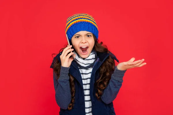 Bambino Scontento Parlare Telefono Cappello Sfondo Rosso Teen Girl Piumino — Foto Stock
