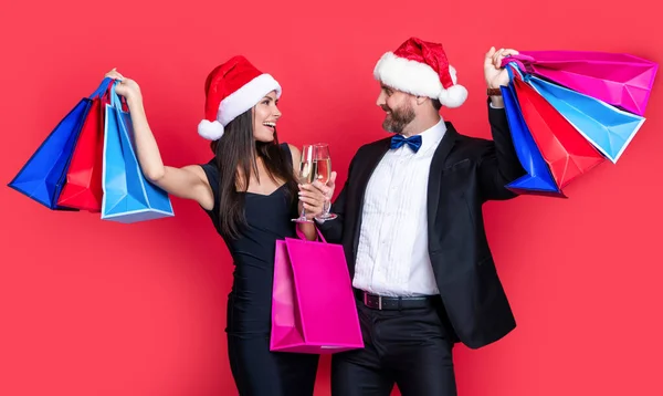 Kerst Shopaholic Gelukkig Stel Geïsoleerd Rood Kerst Boodschappentassen Winkelverslaafd Stel — Stockfoto