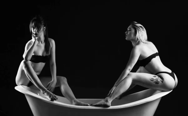 아름다운 치료와 긴장을 에로틱 란제리입은 소녀들이 빨래를 합니다 목욕하는 레즈비언 — 스톡 사진
