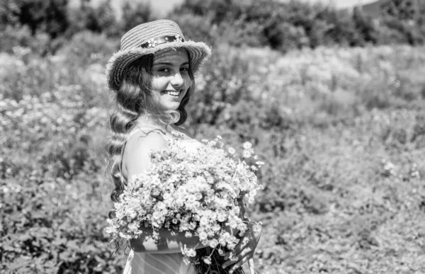 Kleines Mädchen Sammelt Sonnigen Tagen Blumen Und Kräuter Urlaubskonzept — Stockfoto