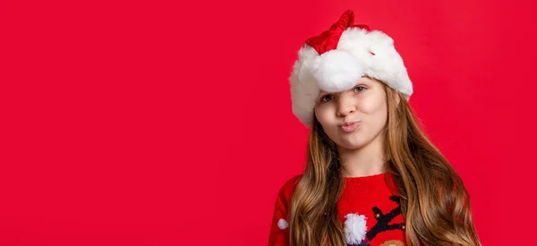 Девушка Подросток Носить Свитер Шляпу Санта Новый Год Праздник Скопировать — стоковое фото