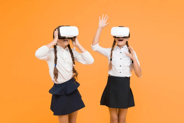 새로운 경험을 십시오 아이들은 기술을 합니다 학교로 디지털 미래와 헤드셋을 — 스톡 사진