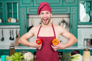 Maço önlük mutlu gülümseme ile kırmızı ve turuncu biber sebze mutfakta Şef şapkalı. Vejetaryen, diyet, sağlık kavramı. Yemek pişirme, hazırlık, mutfak, mutfak,.