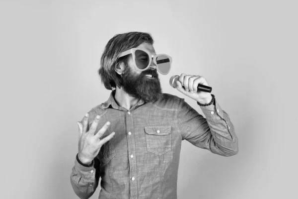 マイクスピーカー付きのパーティーグラスに髭とスタイリッシュな髪を持つ白人ヒップスター — ストック写真