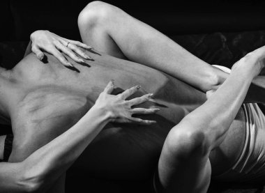Çıplak erkek ve kadına aşık seksi ve şehvetli bir çift yatakta seks oyunları oynuyorlar..