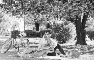 Sevgi dolu bir ilişki. Yeşil çimlerde birbirine aşık çiftler. Birlikte doğanın tadını çıkarıyoruz. Şehir parkında piknik yapıyoruz. Kadın ve erkek yemek sepetiyle rahatlar. Sakura çiçeğinin altında romantik bir çift..