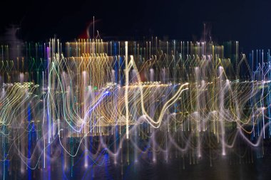 Bulanık hareket, uzun pozlama arkaplanı. Hareket arkaplanı bulanıklaştırılmış. Odaklanmış arkaplan hareketi. Bulanık koyu renk arka plan. Bulanık hareket arkaplanı.