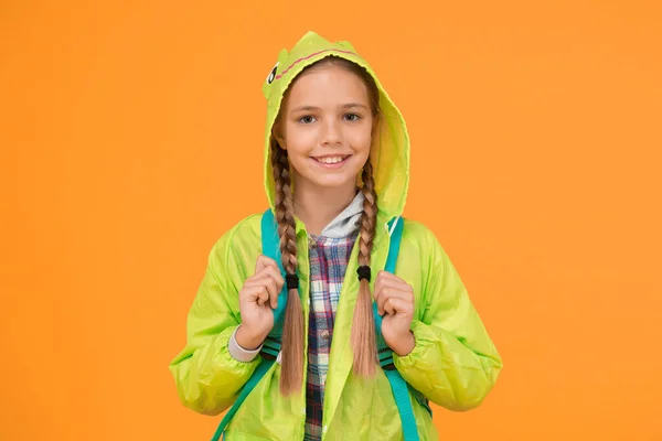 雨は妨げにならない 防水マント 快適さのための防水生地 防雨アクセサリー 女子高生はレインコートを買って学校に行った 防水服子供の女の子幸せな摩耗レインコート — ストック写真