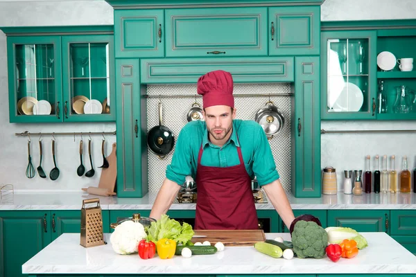 Muž Kuchař Kuchař Kuchyni Kuchyně Zelenina Nástroje Stole Připraven Vaření — Stock fotografie