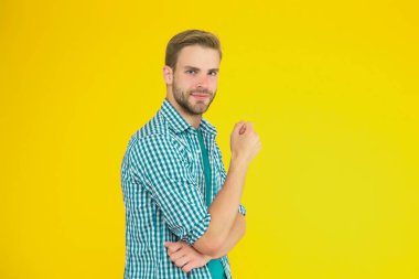 Günlük kıyafet. Erkek manken mağazası. - İyi fikir. Pozitif ve iyi titreşimler. Neşeli bir ruh hali. Adam gündelik tarzda yakışıklı görünüyor. Tüylü adam günlük kıyafet giyiyor. Yakışıklı bir adam. Gelişigüzel kavram.