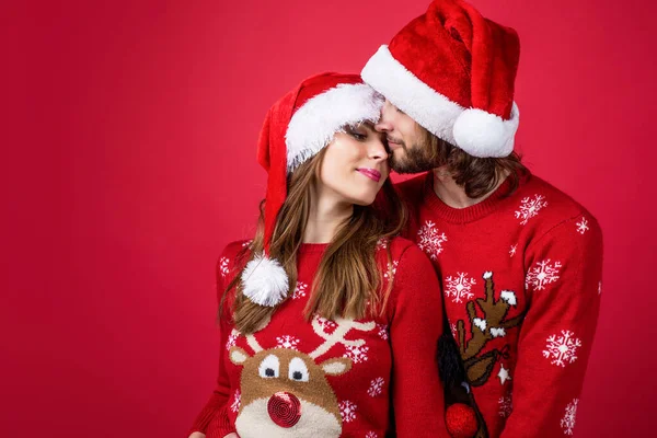 Lyckliga Par Kärlek Fira Nyår Julsemester Tillsammans Lycklig Familj Vintersemester — Stockfoto
