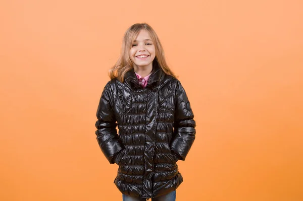 Flicka Svart Rock Orange Bakgrund Mode Hösten Stil Trend Barn — Stockfoto