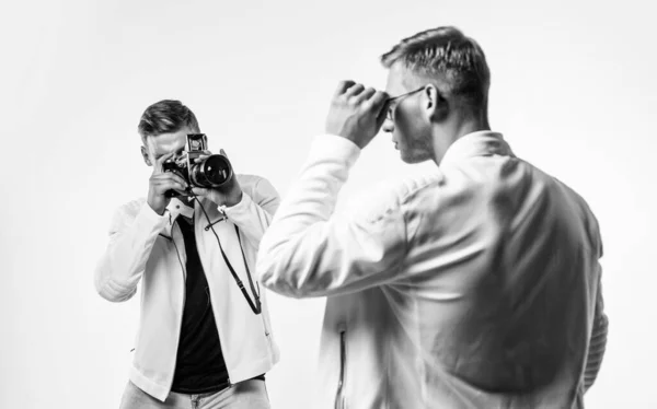 Zelfverzekerde Modelfotograaf Tweelingbroer Het Wit Fotograferen Schoonheid Mode Hetzelfde Uiterlijk — Stockfoto