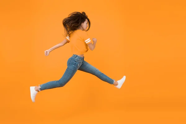 Uma Mulher Energética Correr Saltar Calça Jeans Skinny Combina Com — Fotografia de Stock