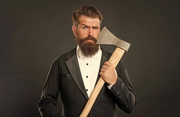 Retrato Homem Brutal Grave Segurando Machado Rosto Barbudo Fundo Escuro — Fotografia de Stock