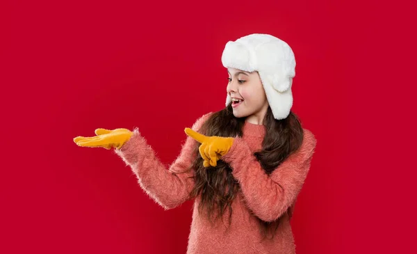 Ребенок Подросток Шляпе Ушной Раковины Представляет Продукт Выделенный Красном Копировальном — стоковое фото
