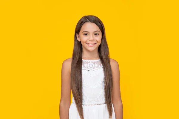 Schattig Tiener Meisje Wit Jurk Heeft Lang Haar Gele Achtergrond — Stockfoto