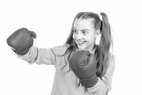 体育上的成功积极和健康的童年 击倒的概念 她会战斗 快乐的孩子打了一拳 拳打脚踢戴拳击手套的少女 愤怒的攻击 白色背景的孤立儿童拳击手 — 图库照片