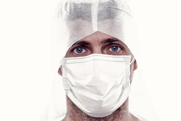 Mannelijke Arts Epidemioloog Dragen Masker Veiligheid Beschermende Kostuum Tijdens Het — Stockfoto