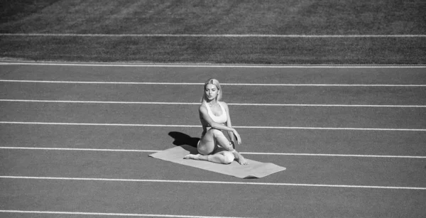 Sportovní Žena Roztažené Póze Flexibilní Žena Ženský Trenér Cvičí Protáhnutí — Stock fotografie