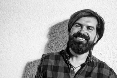 insan duygularını ifade etmek. Yeni tarz saç kesimi. Sakallı, olgun bir hippi. Bıyıklı, olgun, beyaz adam. Erkek berber bakımı. Berber dükkanı. kopyalama alanı. Mutlu vahşi sakallı adam.